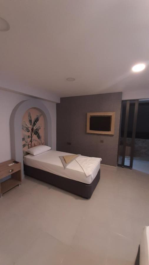 Side Leon Otel Екстериор снимка